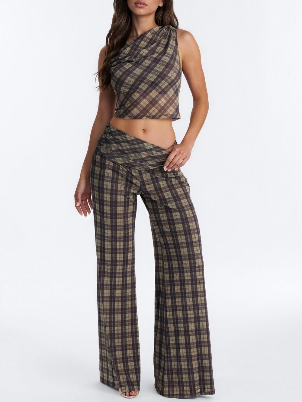 Elegant two-piece set in a trendy check: asymmetrical top and palazzo pants